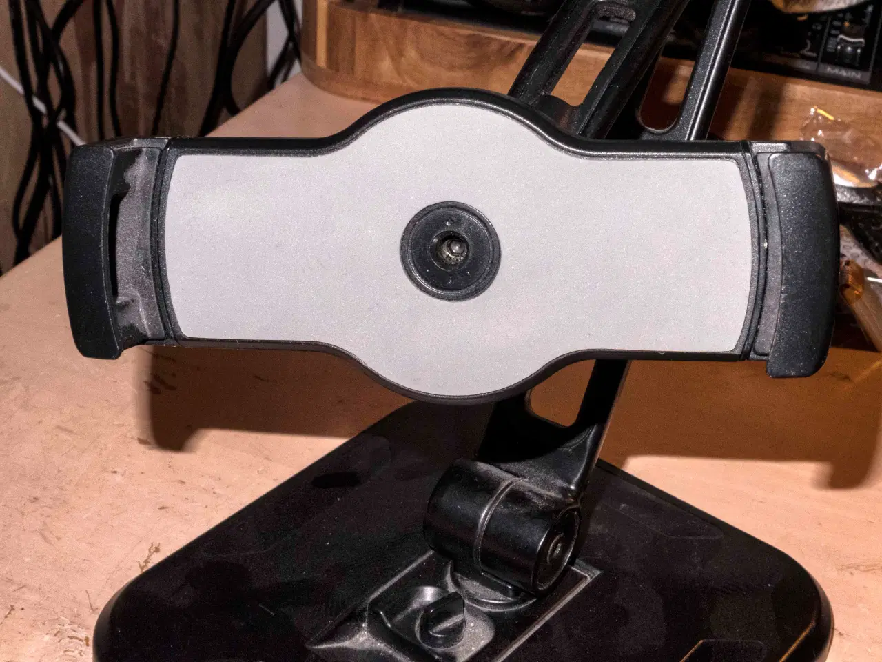 Billede 4 - Tablet/telefon- holder på fod. Næsten ny.