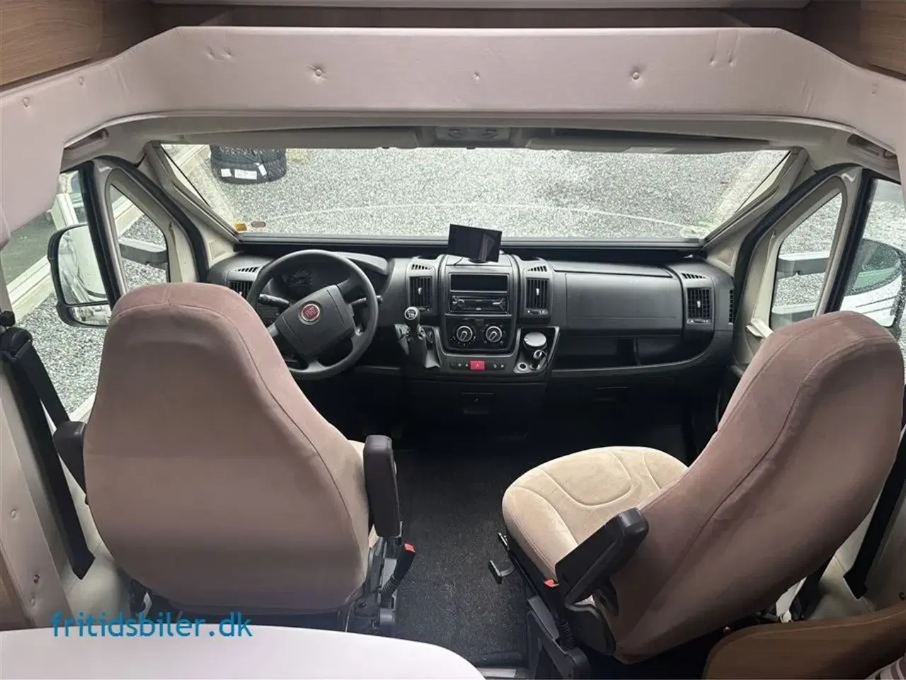 Billede 11 - 2015 - Elnagh T-Loft 531   Elnagh med 2 store langsgående senge og bad og wc bag i bilen og 5 selepladser