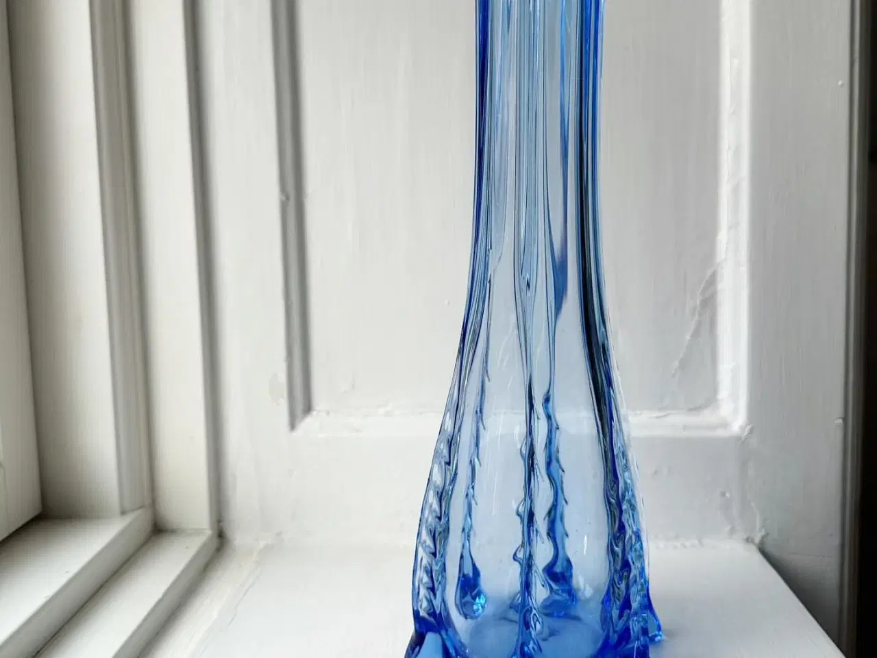 Billede 2 - Lyseblå glasvase m fødder, NB