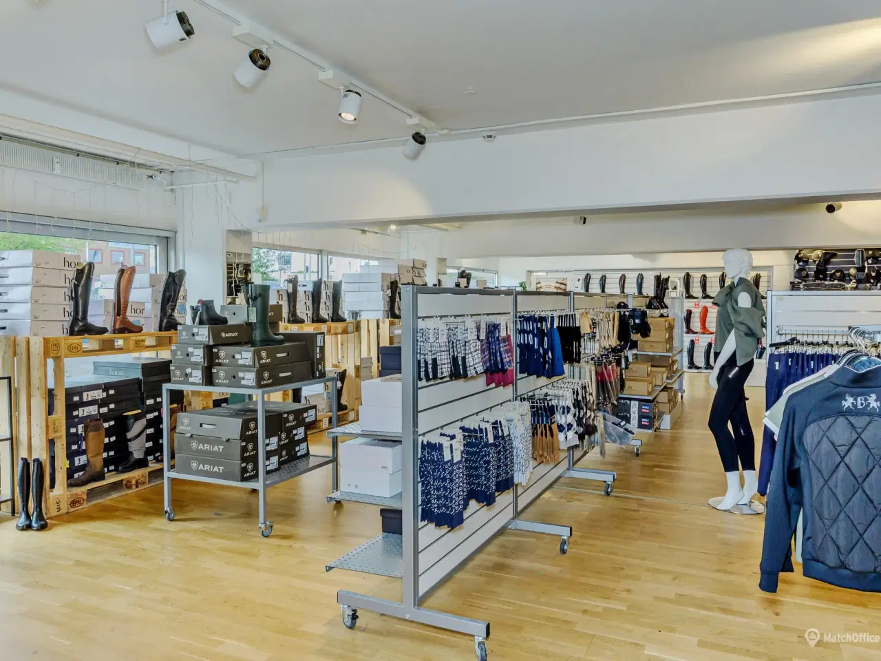 Billede 6 - Sort showroom med gode parkeringsforhold