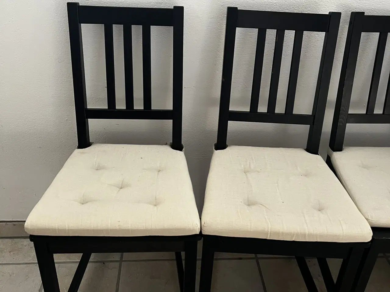 Billede 1 - Sort træ spisestuestol med hvid hynde
