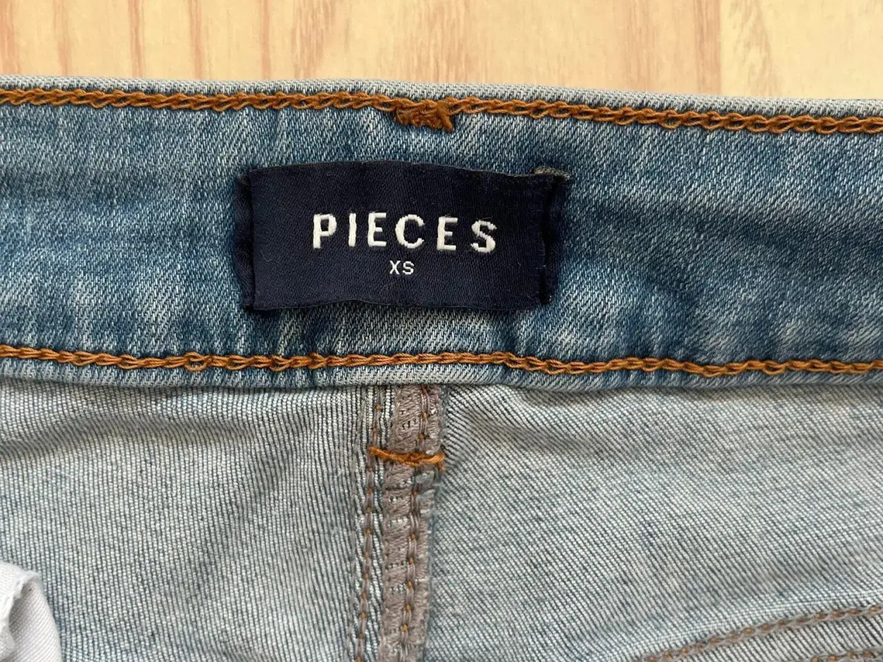 Billede 3 - Jeans med detaljer