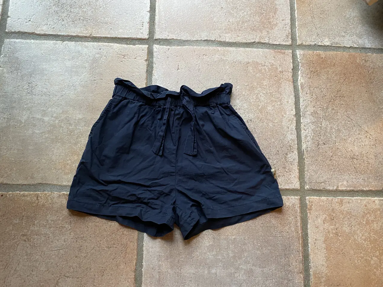 Billede 3 - Pompdelux kjole. 122/ 128. shorts mm