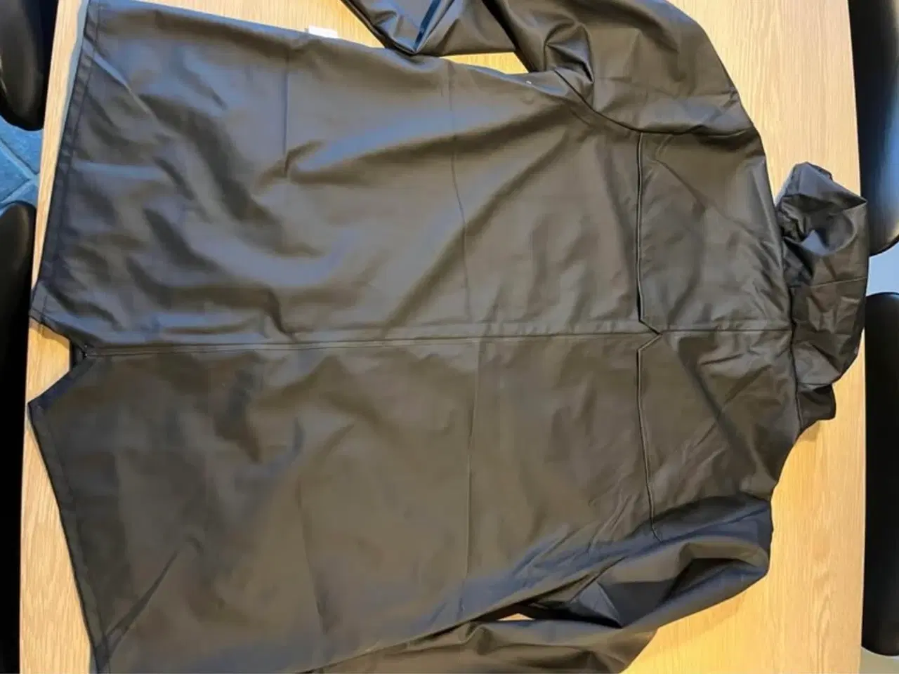 Billede 2 - Sort regnjakke fra Rains str. M/L