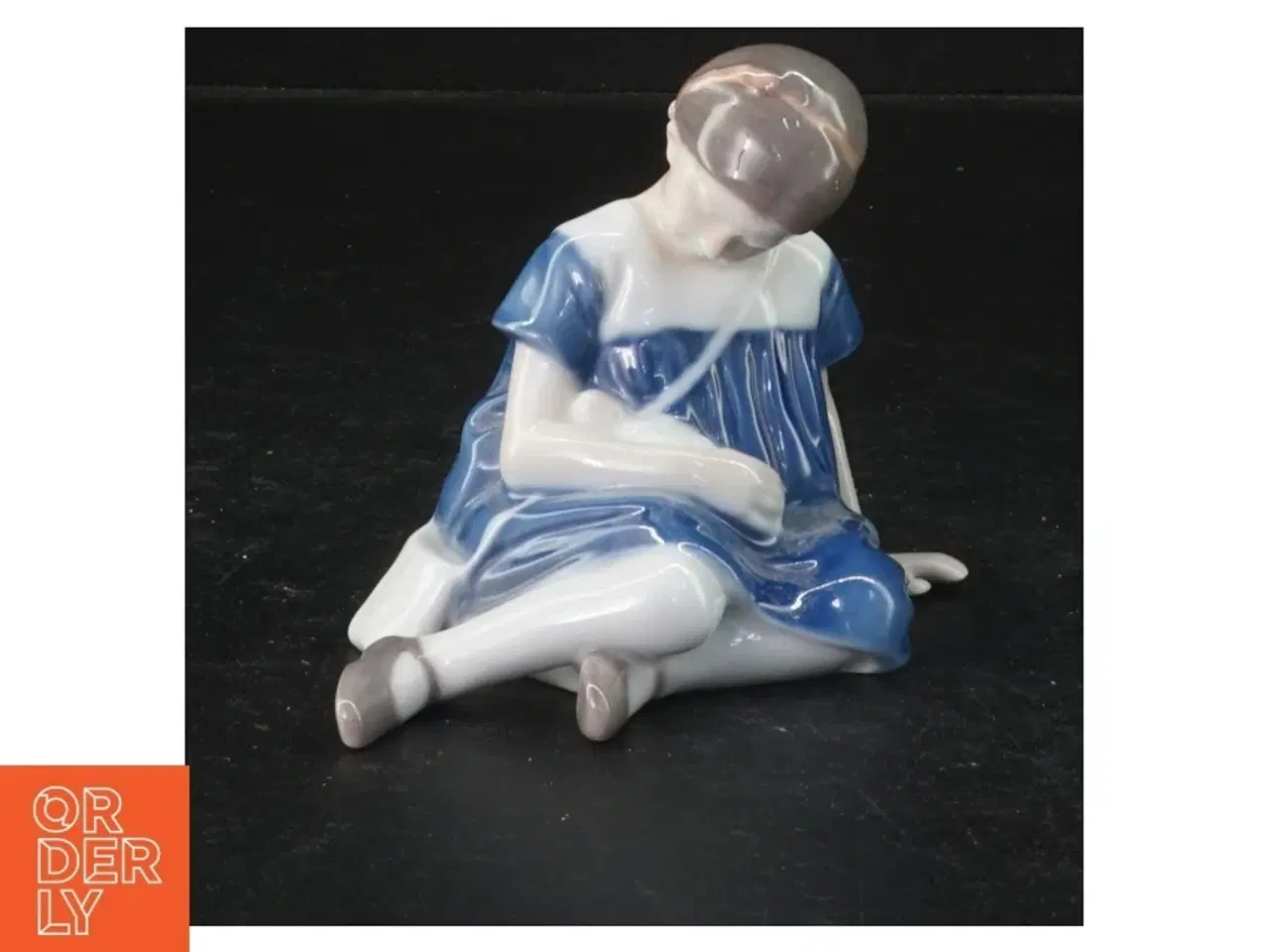 Billede 1 - Porcelænsfigur af siddende pige