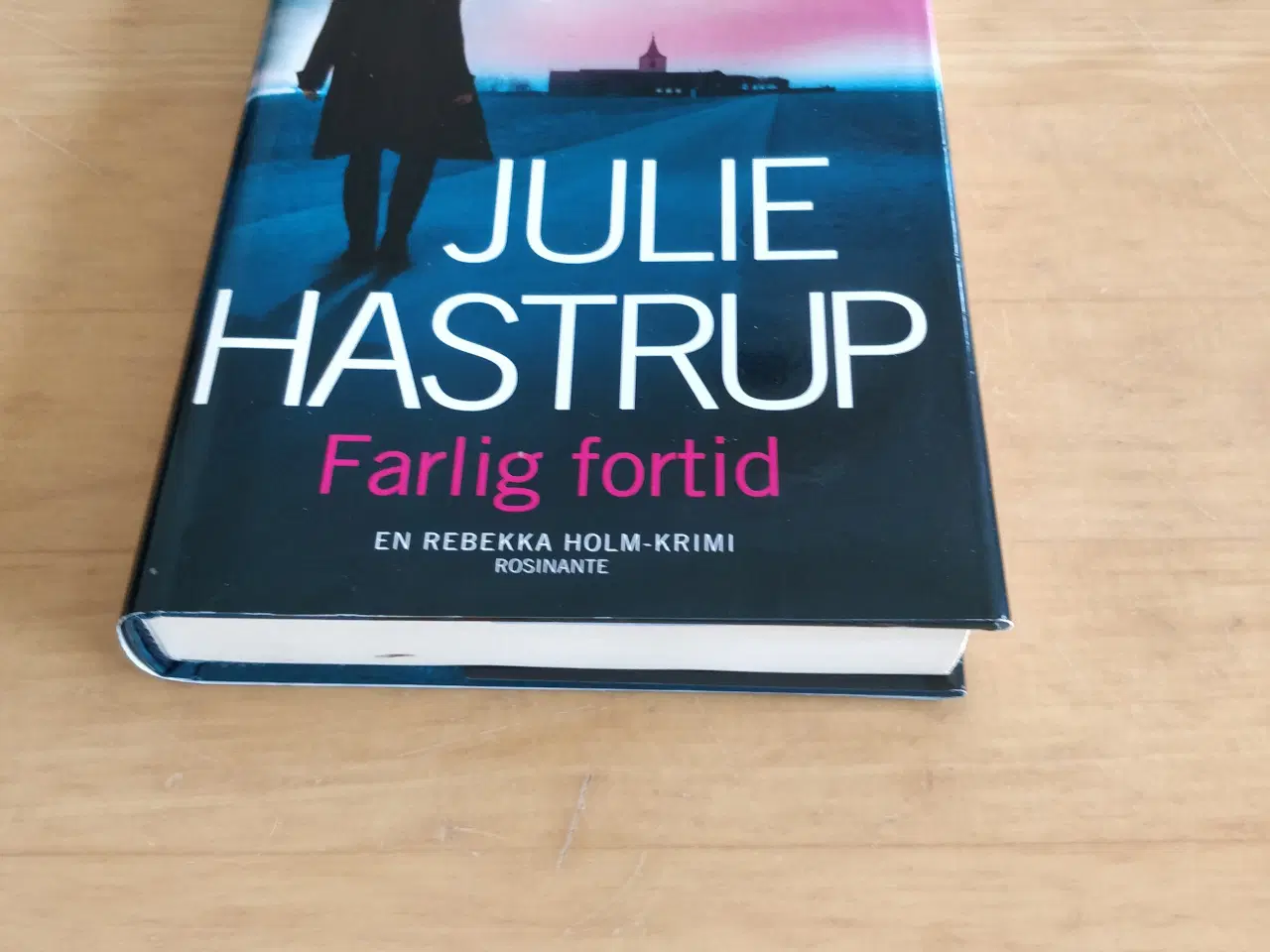 Billede 2 - Farlig fortid, Julie Hastrup