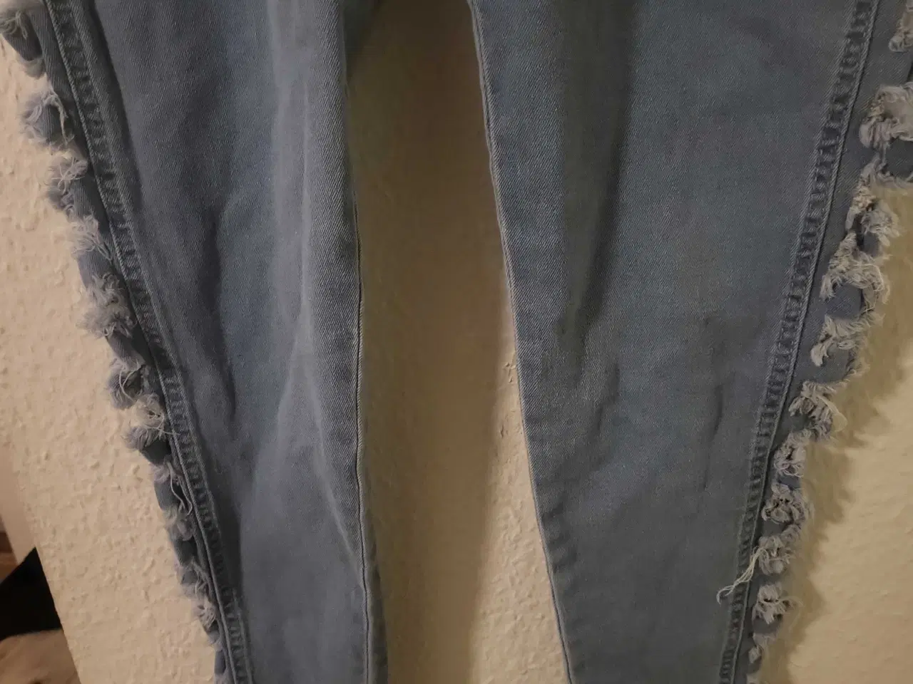Billede 4 - Mellemblå Cowboybukser Med Huller I Siden 