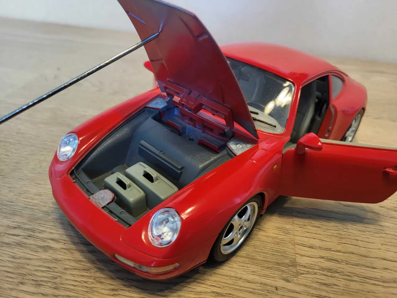 Billede 6 - Modelbil: Porsche 911 Carrera 1993.  Skala 1/18.