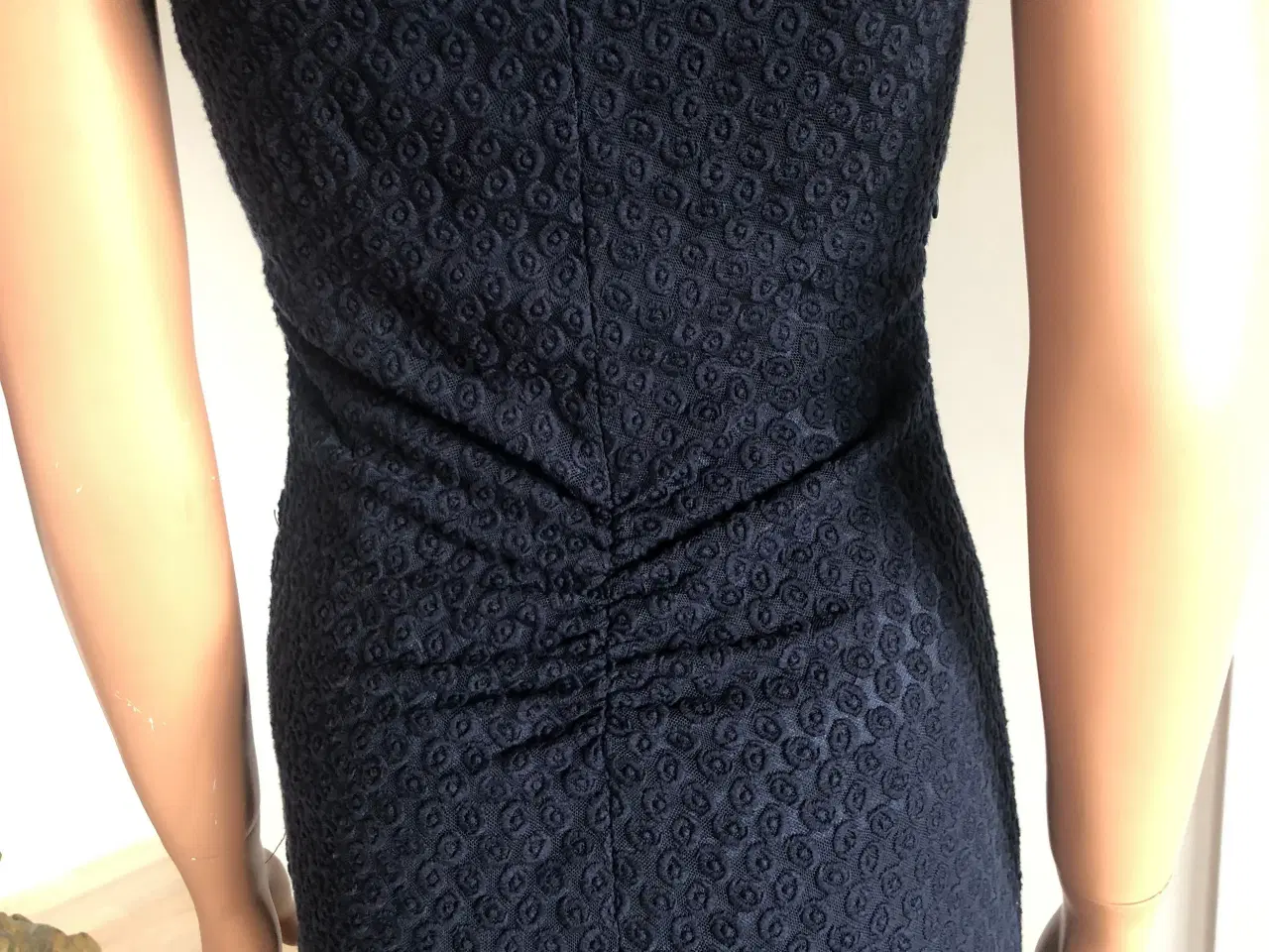Billede 5 - Flot kjole med strech og fine detaljer