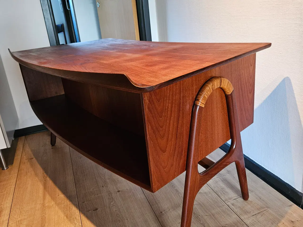 Billede 3 - Velholdt fritstående skrivebord