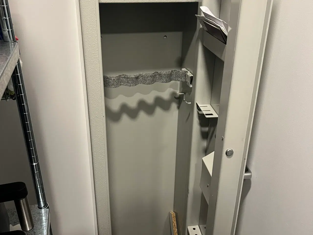 Billede 2 - Våbenskab med aflåst box til ammunition 