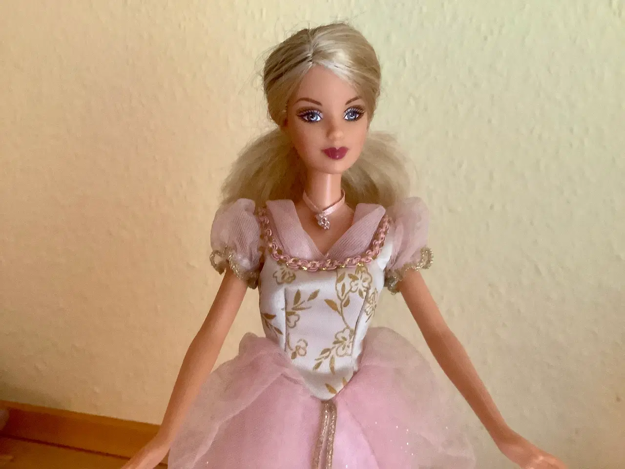Billede 2 - Smuk askeblond Barbie med original Barbie kjole.