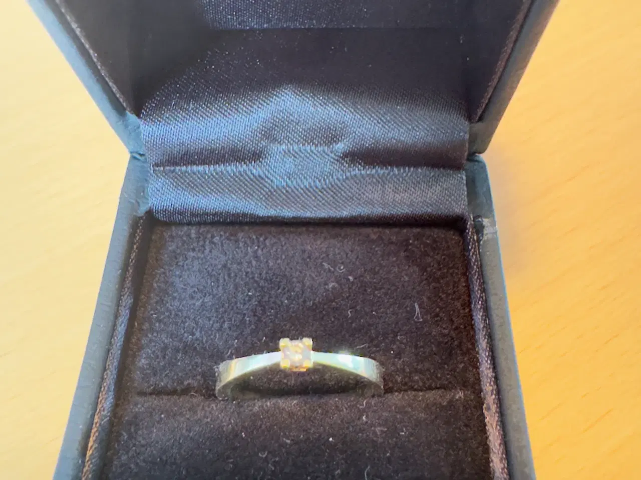 Billede 1 - Solitaire ring i guld med diamant