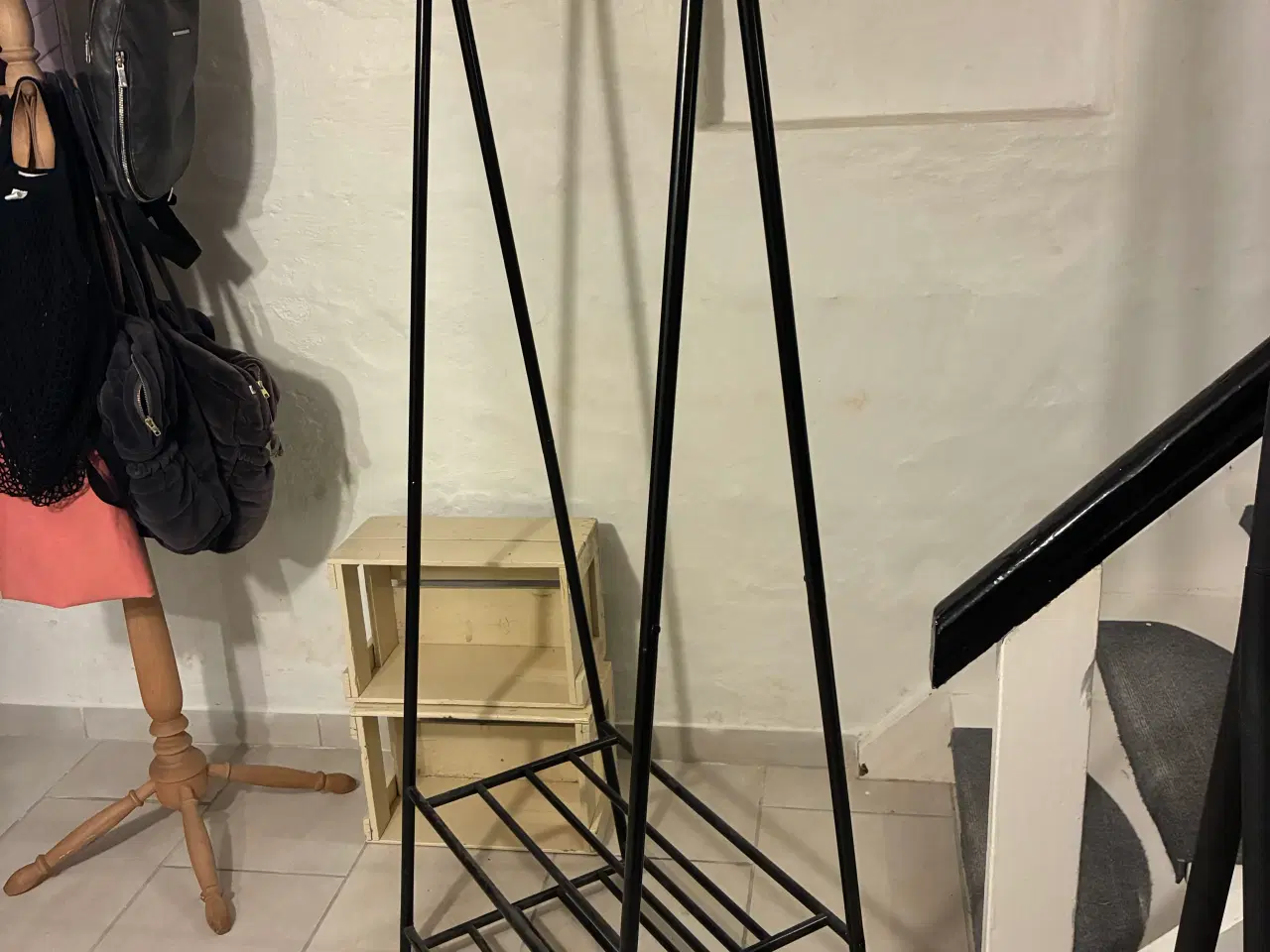 Billede 2 - Sort tøjstativ med hylder