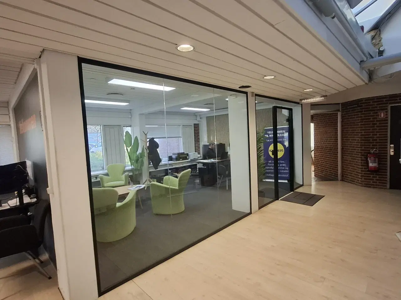 Billede 5 - AUTOVÆRGSTED eller LAGER med store Port. Centralt beliggende ved 2 motorvejstilkørsler. Stort udeareal til præsentation af biler.