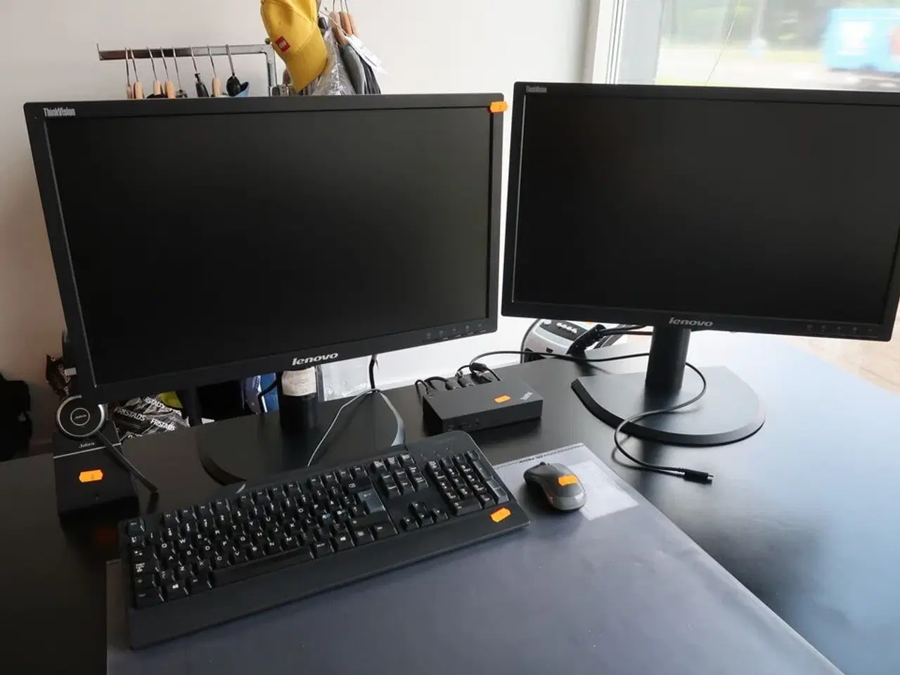 Billede 1 - 2 stk. 21" LENOVO Skærme, samt dock og JABRA headset