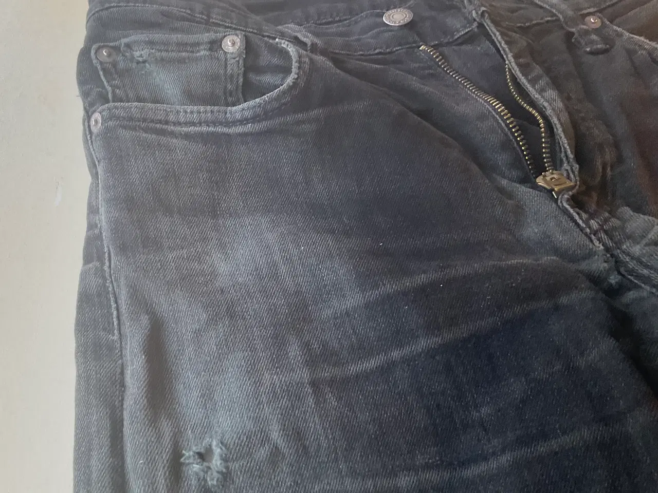 Billede 5 - Slidte sorte Levi’s