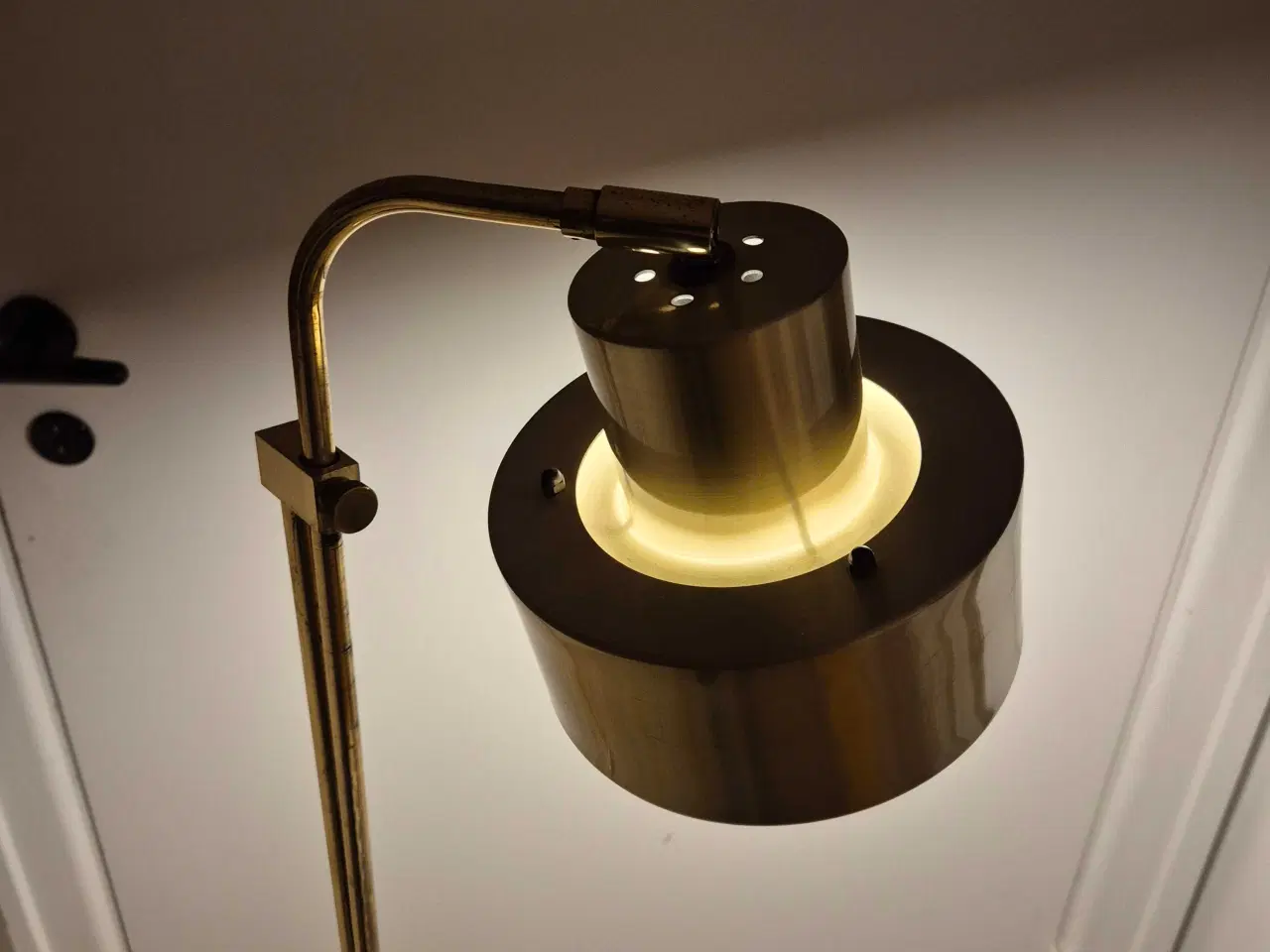 Billede 10 - Elegant og praktisk gulvlampe i messing