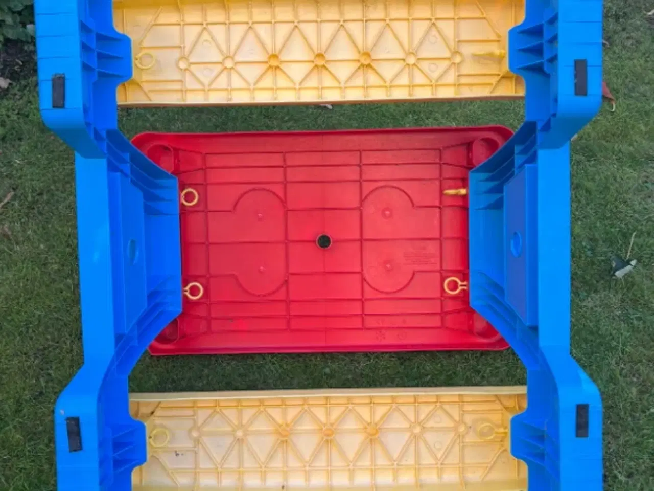 Billede 5 -  Bord og bænke sæt gives væk GRATIS