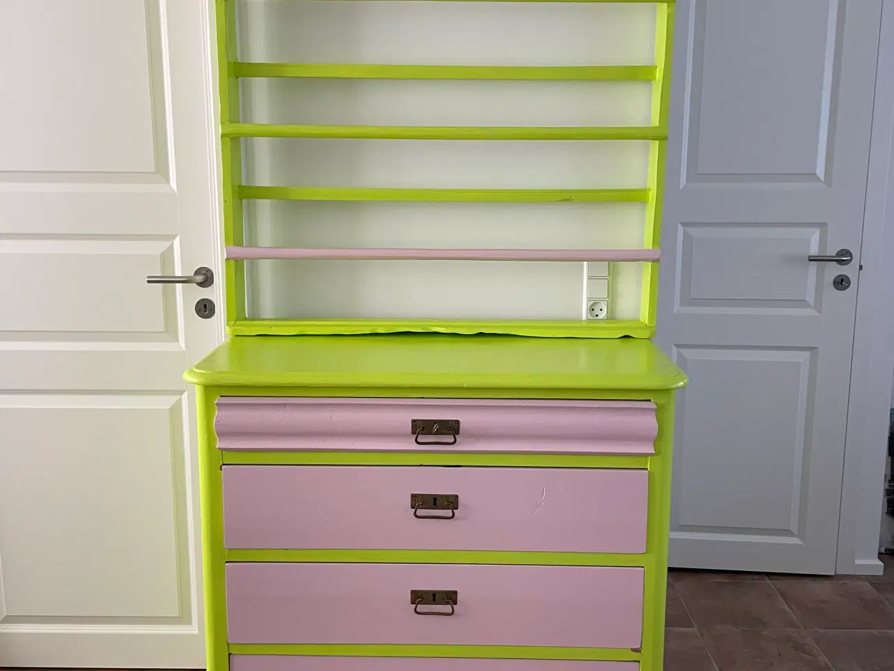 Billede 4 - Sød gammel kommode og tallerkenrække