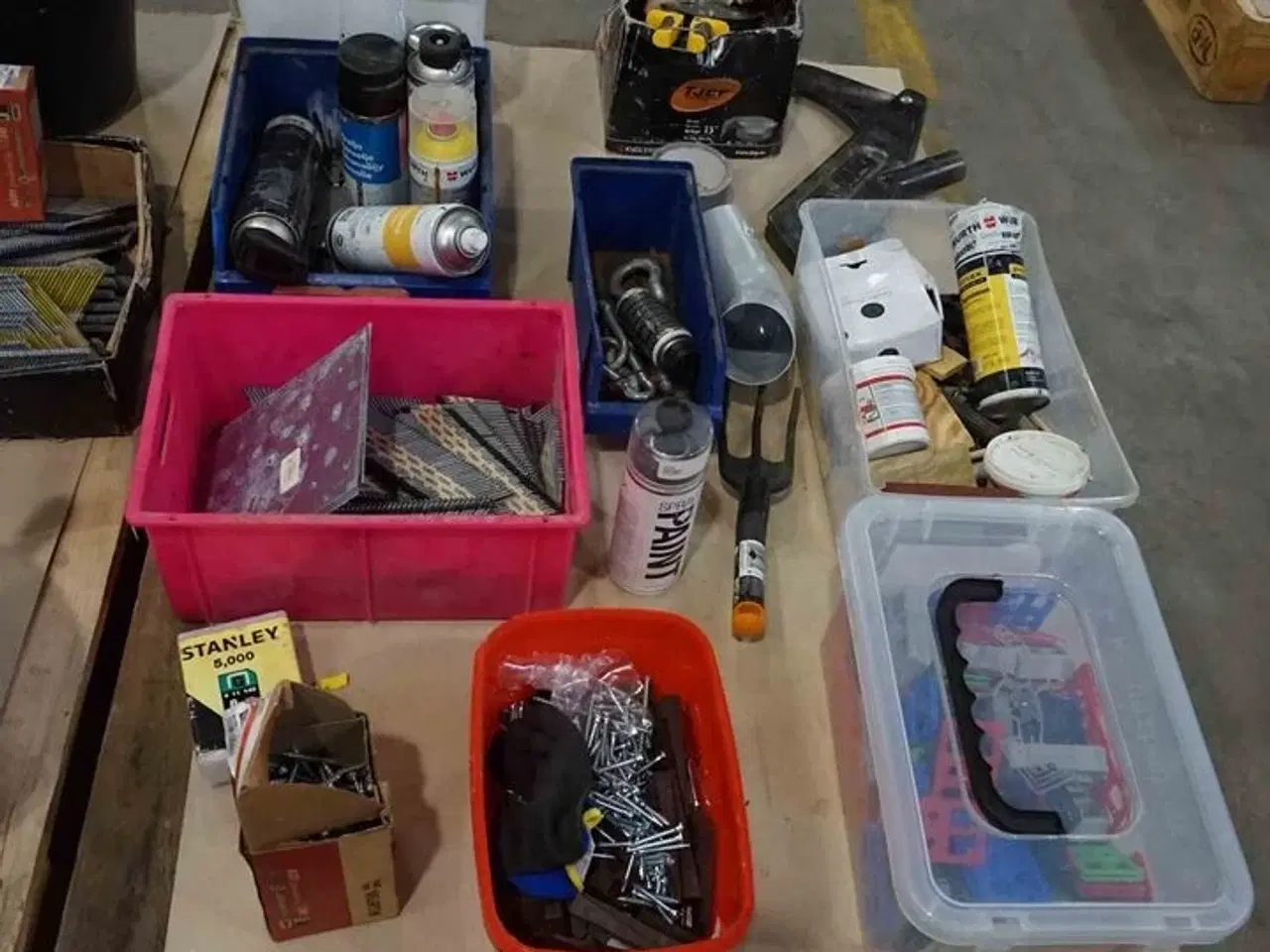 Billede 3 - 2 paller med hyldevarer fra firmabil