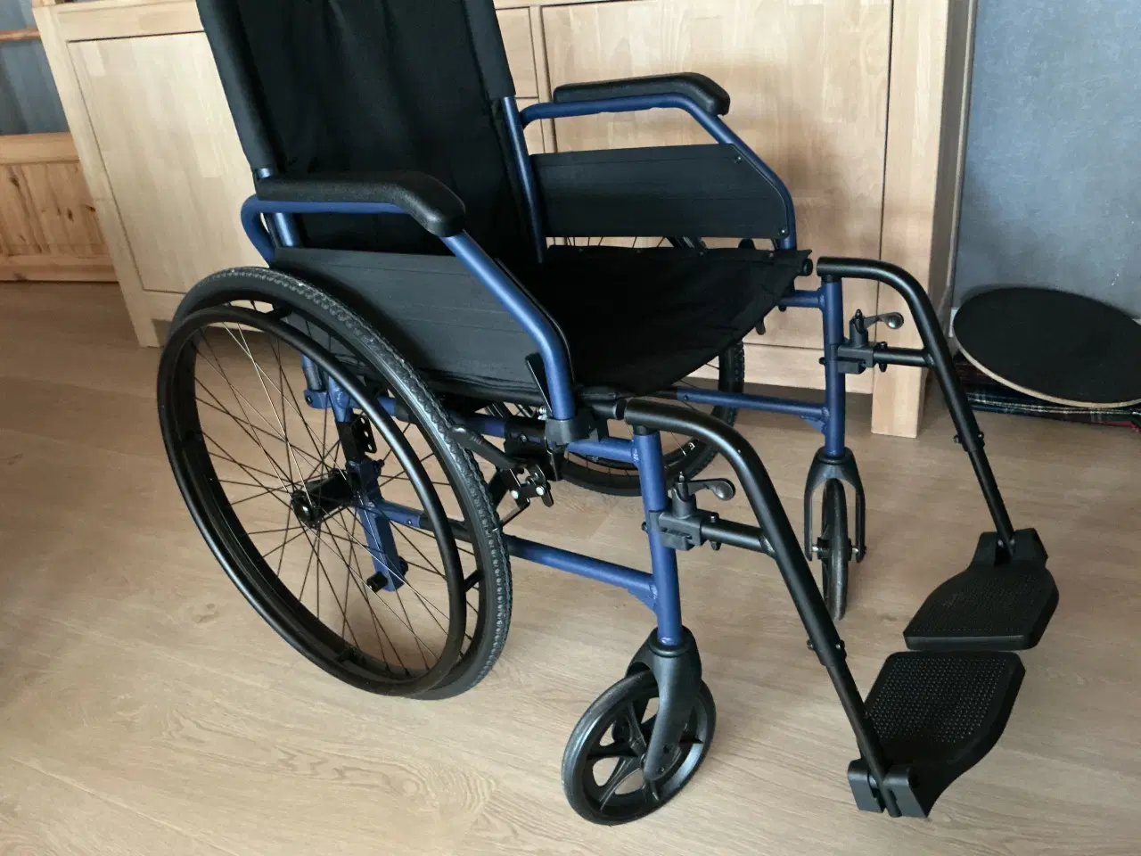 Billede 3 - Køre/transportstol hjulene aftagelige