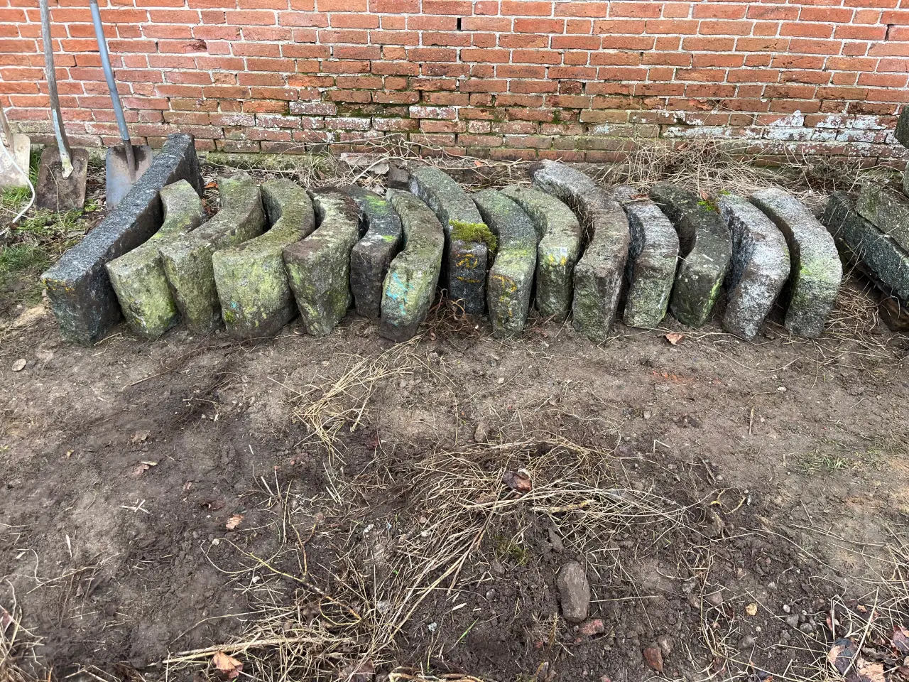 Billede 1 - Diverse radius kantsten grå 