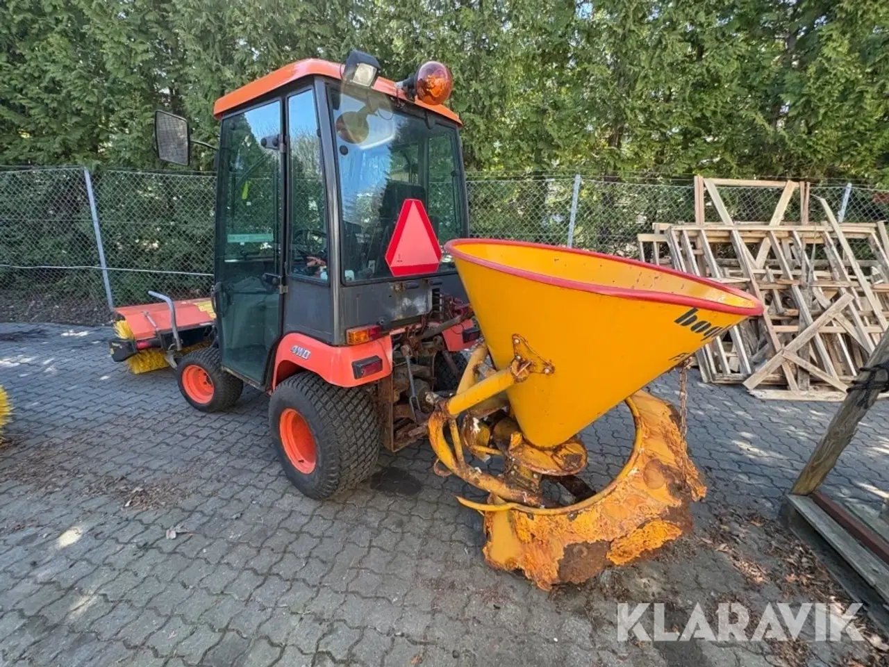 Billede 3 - Traktor Kubota BX2350DV-FR med kost og saltspreder