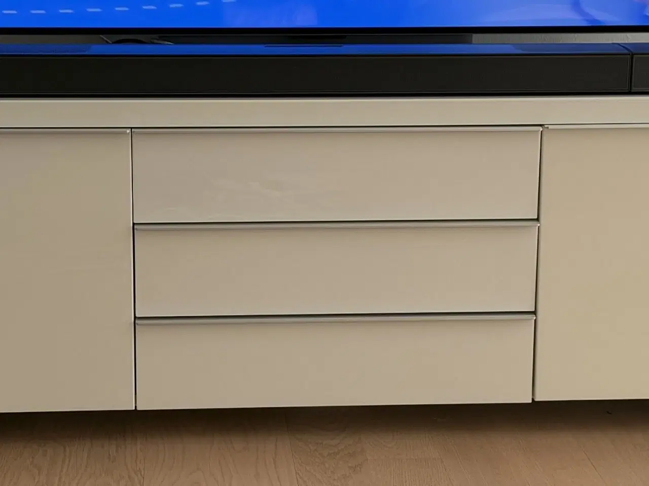 Billede 2 - BESTÅ TV-bænke i højglans hvid finish (2 stk.)