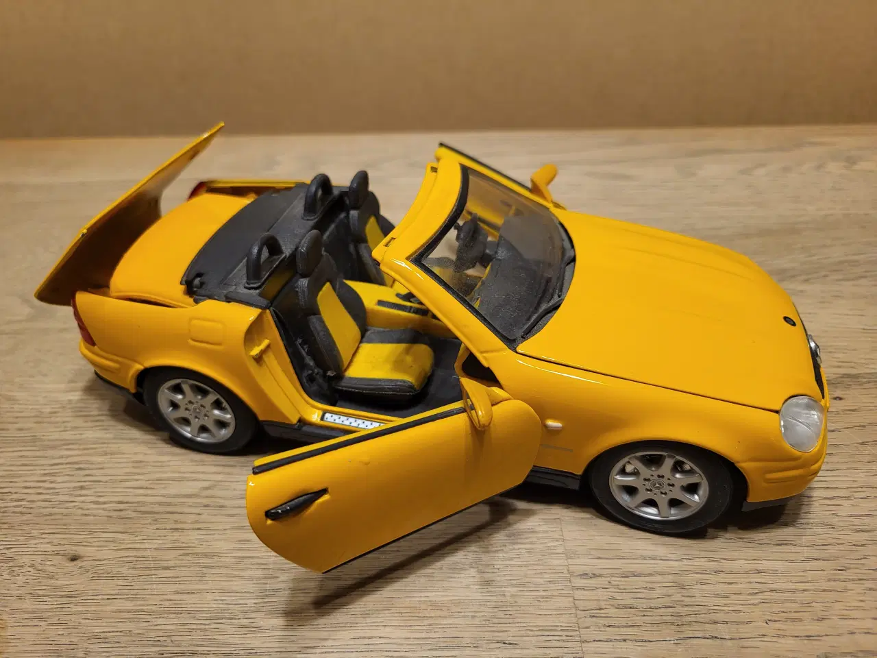Billede 5 - Modelbil, Mercedes SLK 230. Skala 1/18
