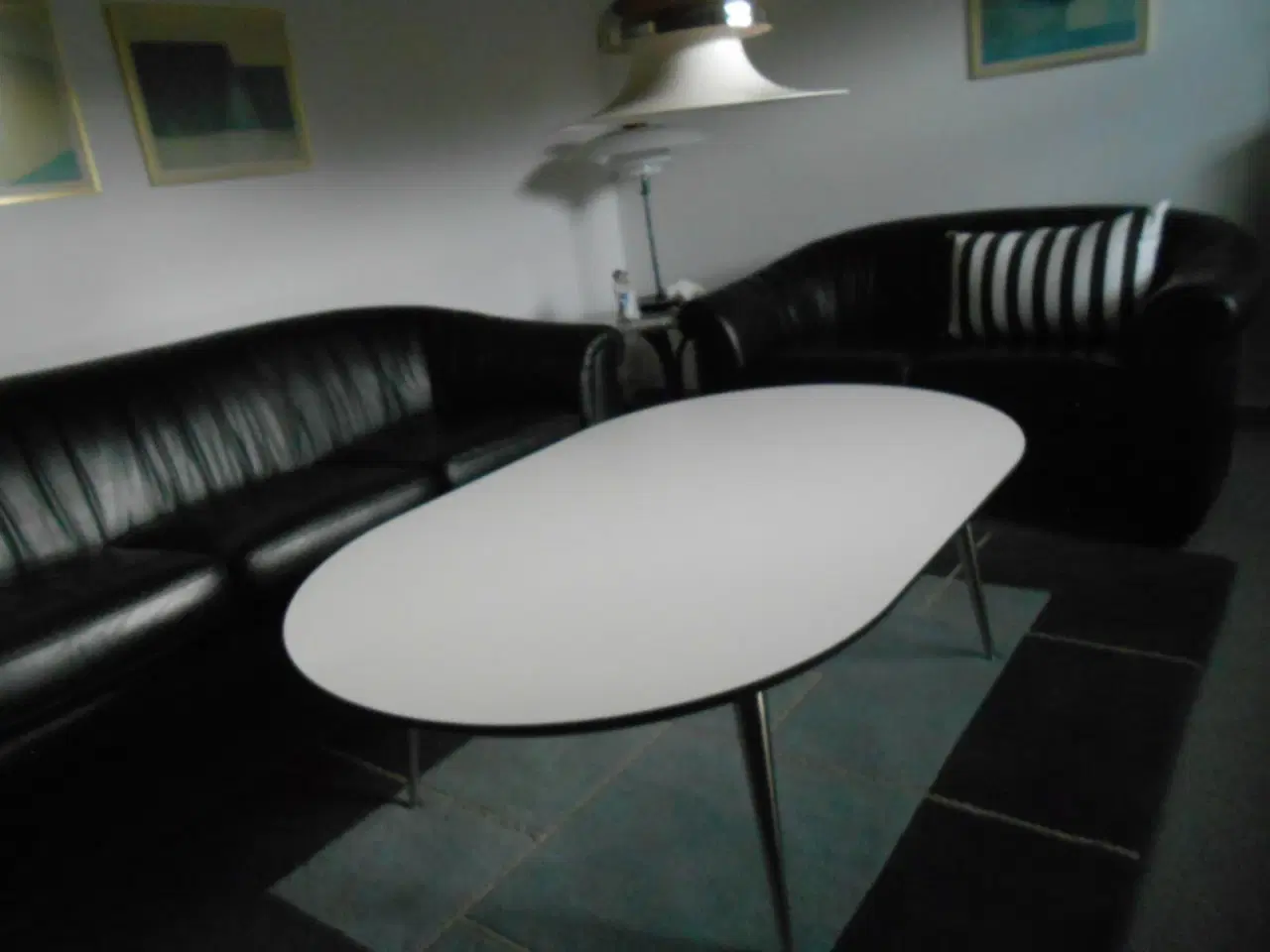 Billede 2 - Sofabord hvid laminat med stålben .