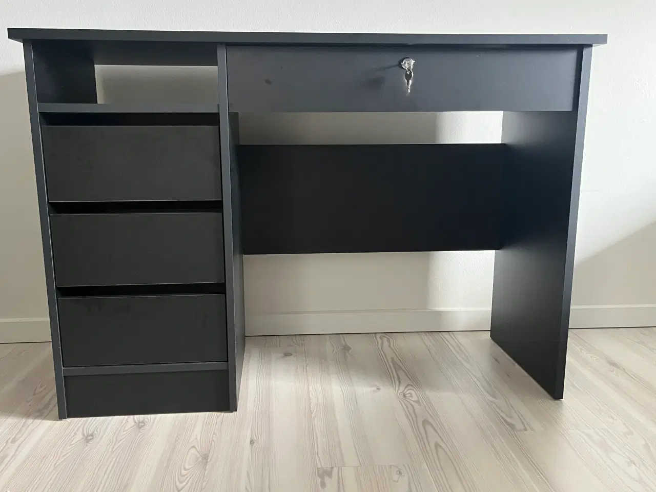 Billede 1 - Skrivebord