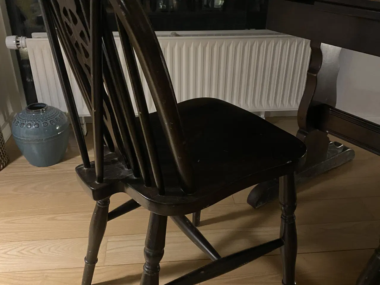 Billede 5 - Spisebord med fire stole