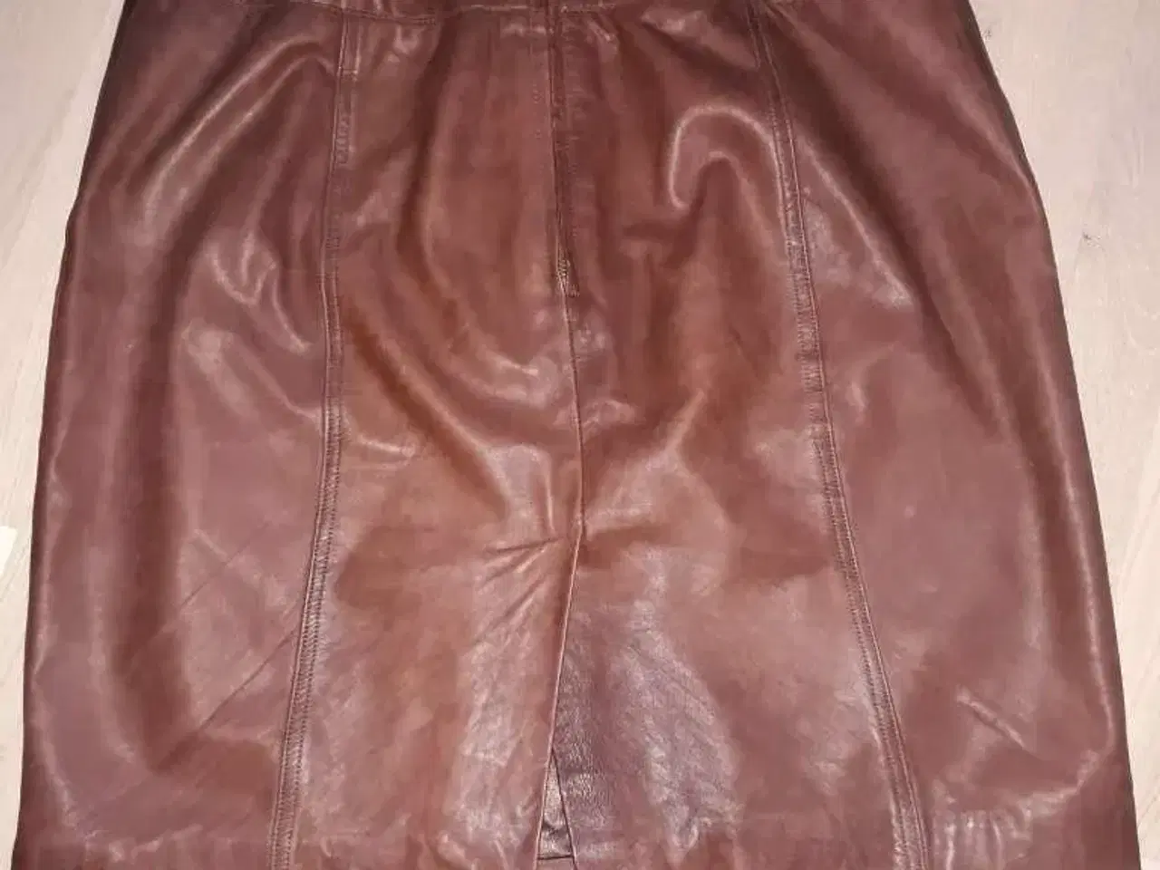Billede 3 - Bluse & læder nederdel