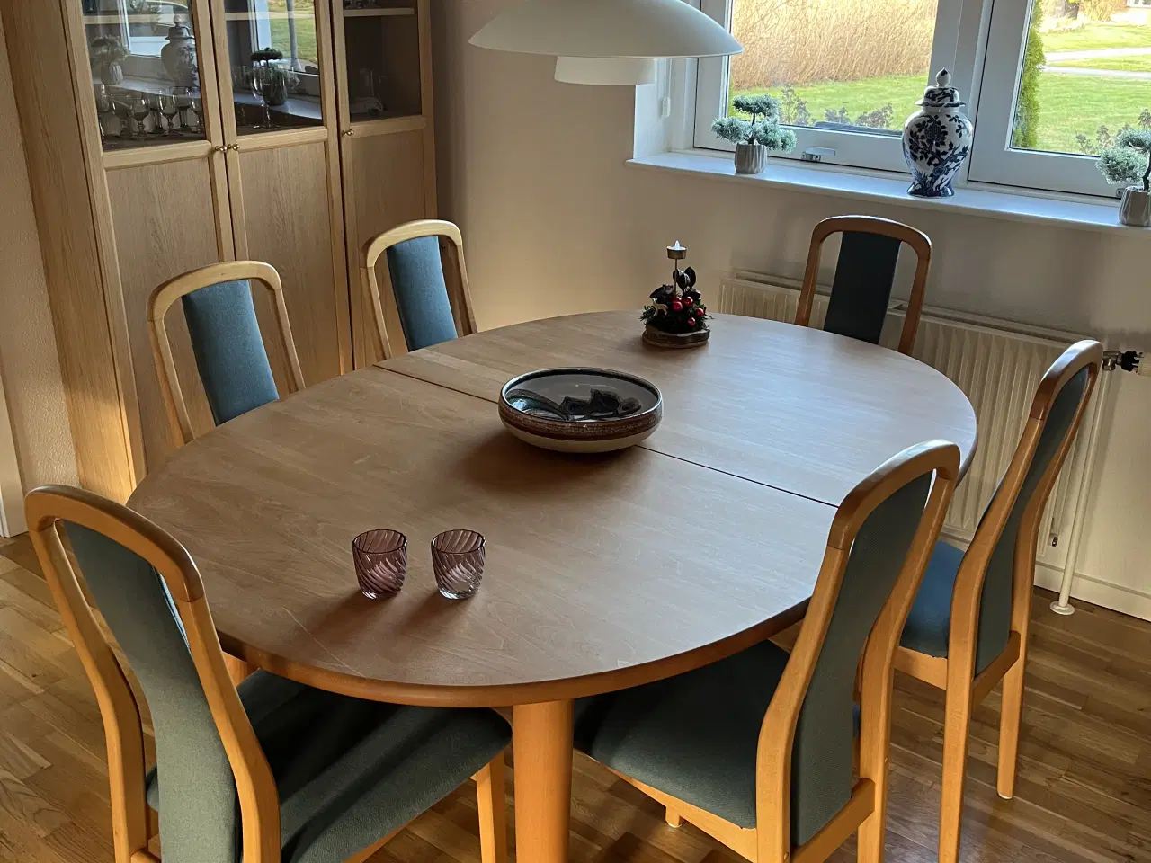 Billede 1 - Spisebord med 6 stole