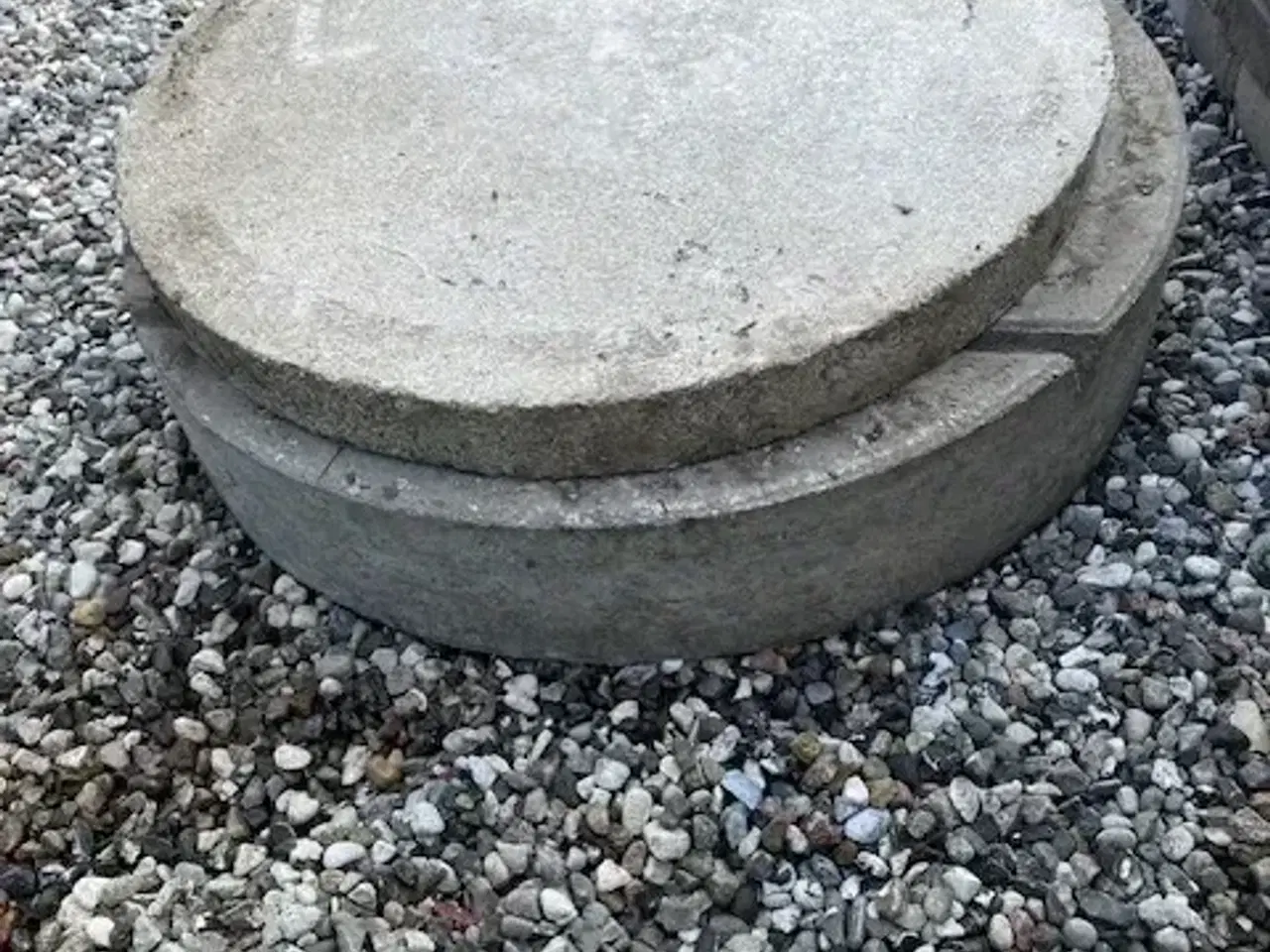 Billede 3 - Ø700 Beton brønddæksel med ny topring