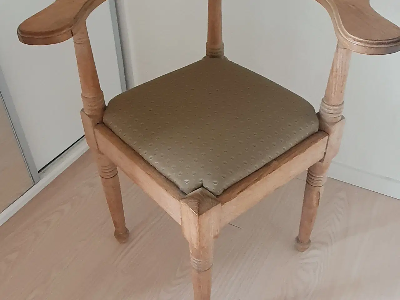 Billede 1 - Hjørnestole, ældre model, men pæn