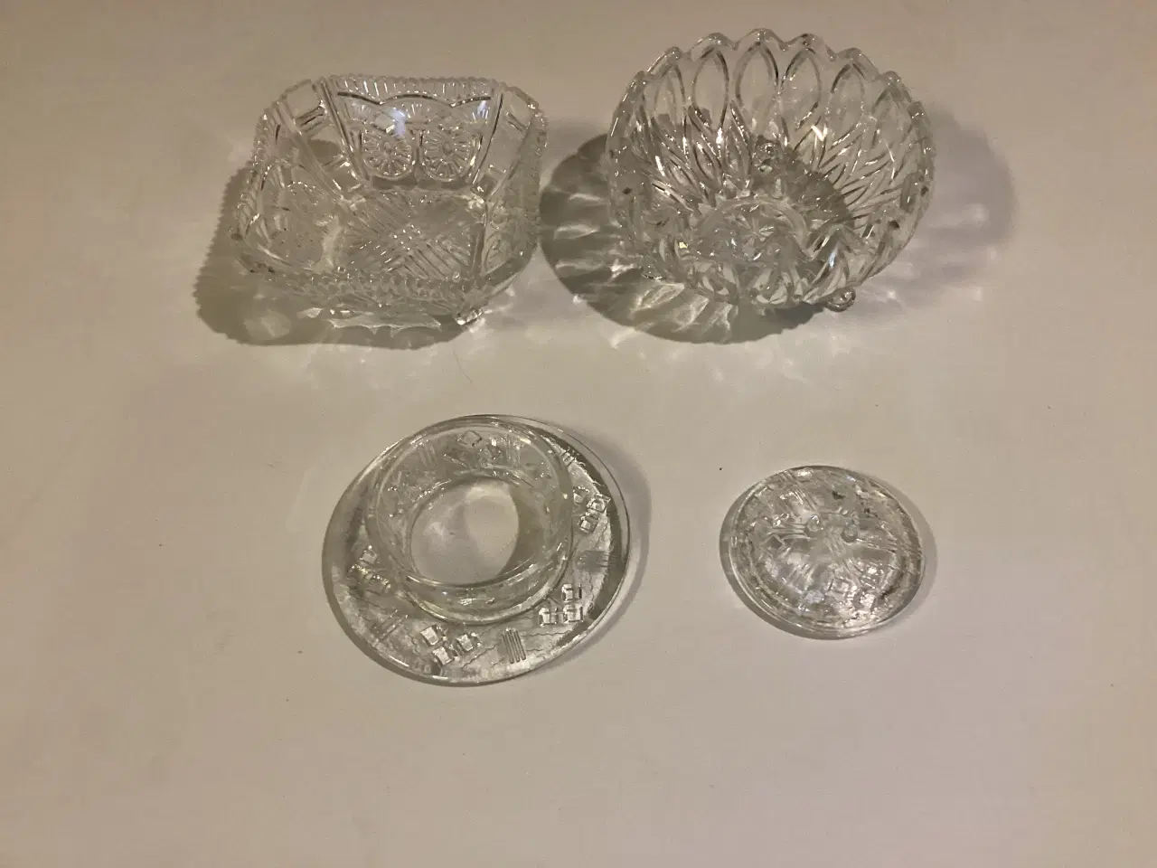 Billede 2 - 3 skåle den ene med låg