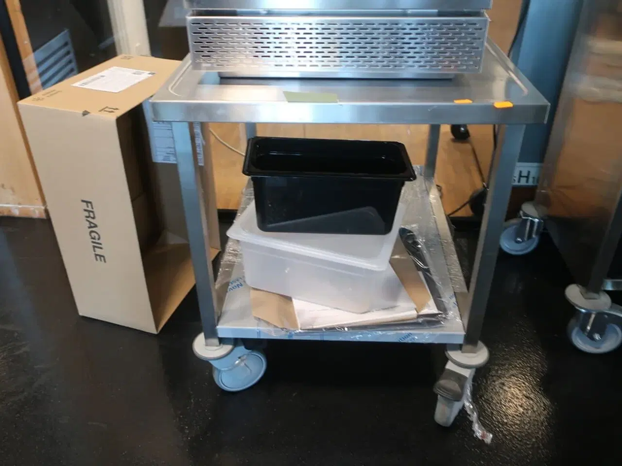 Billede 2 - Arbejdsbord på hjul, uden indhold