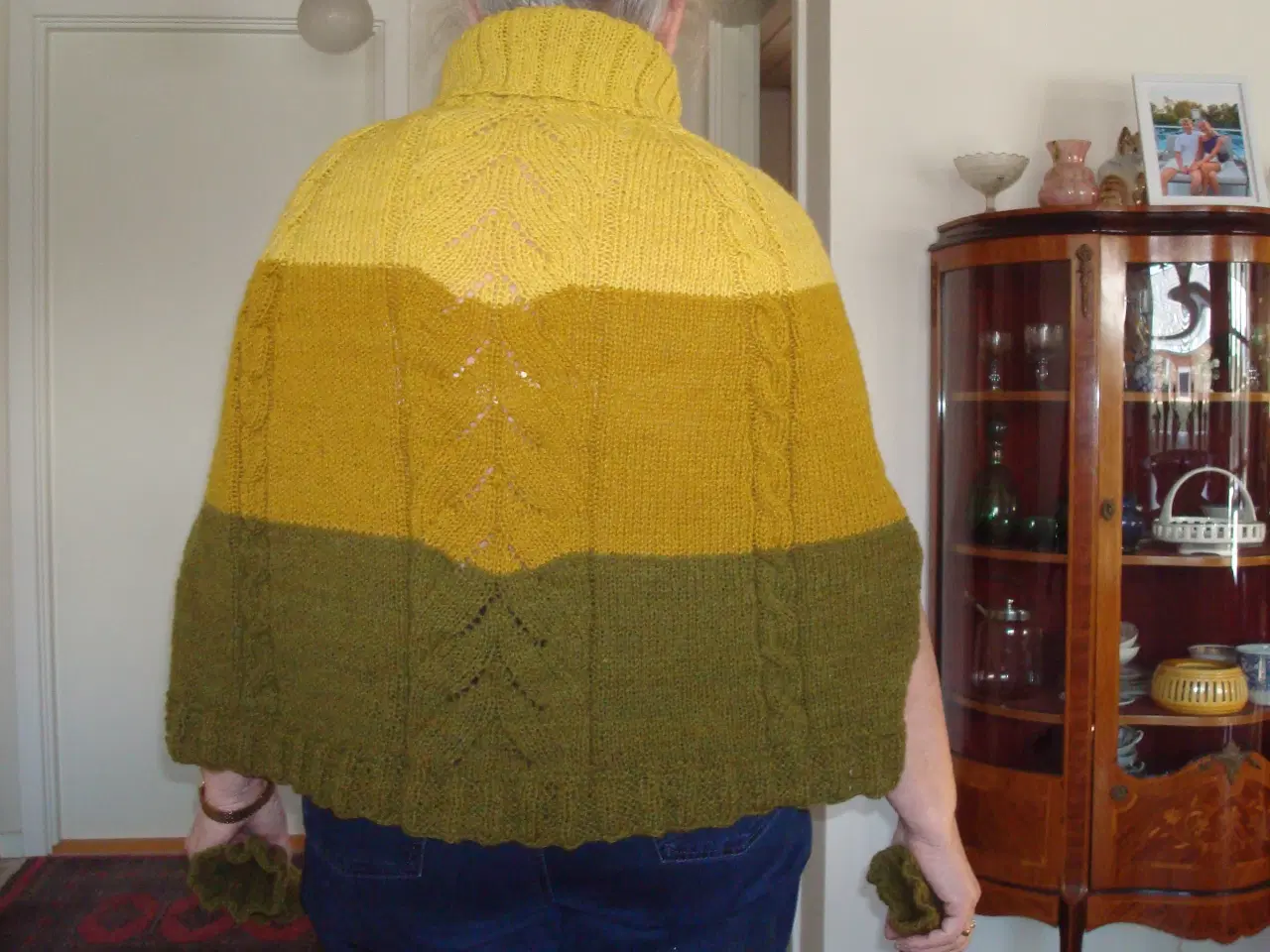 Billede 3 - Poncho str. L med rullekrave og pulsvarmere 