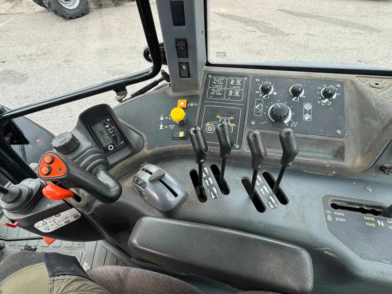 Billede 16 - New Holland TM 165  KUN 4000 TIMER OG AFFJEDRET KABINE!