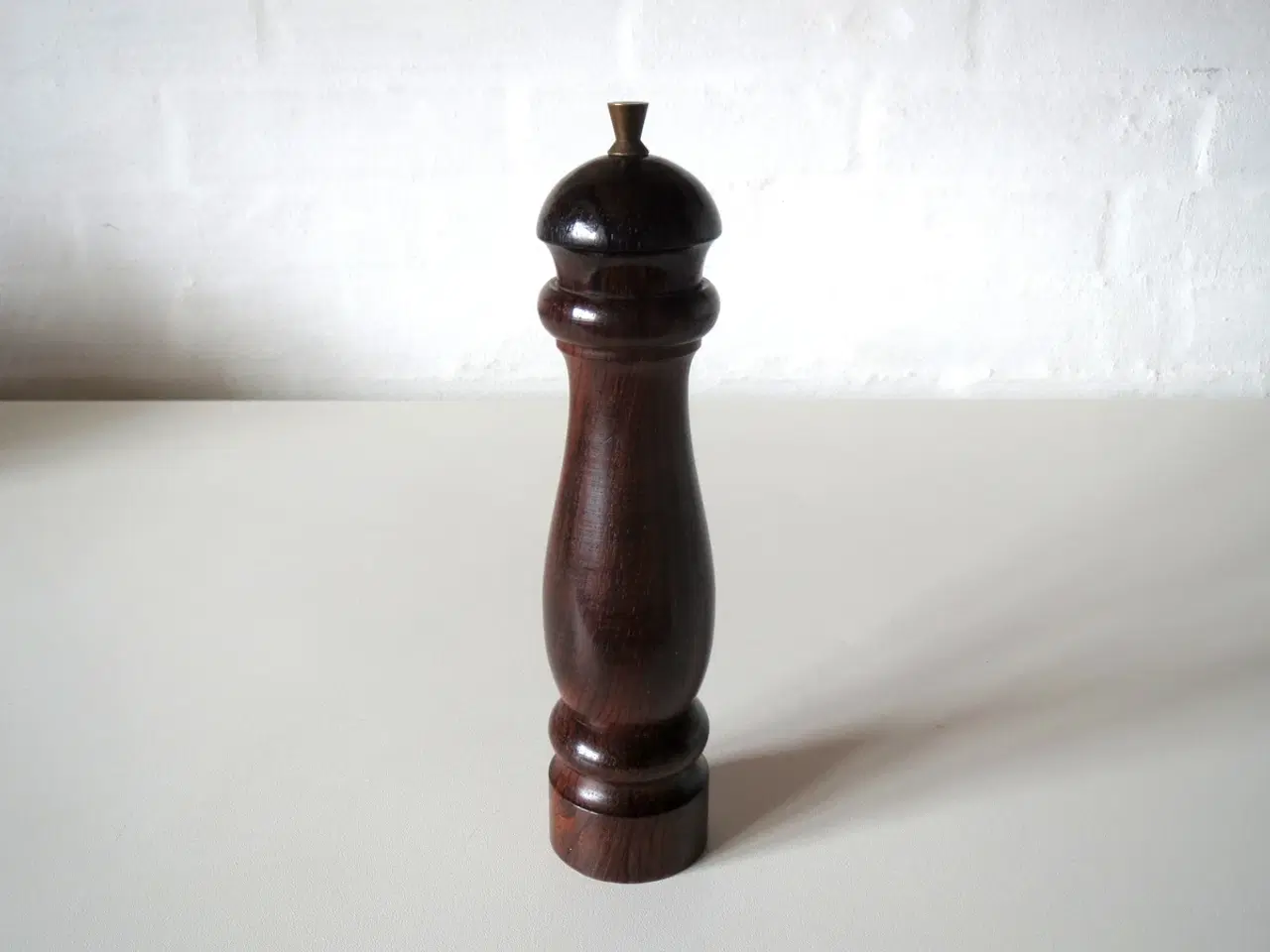 Billede 3 - Mørk træ peberkværn og saltkar med ske - coasters