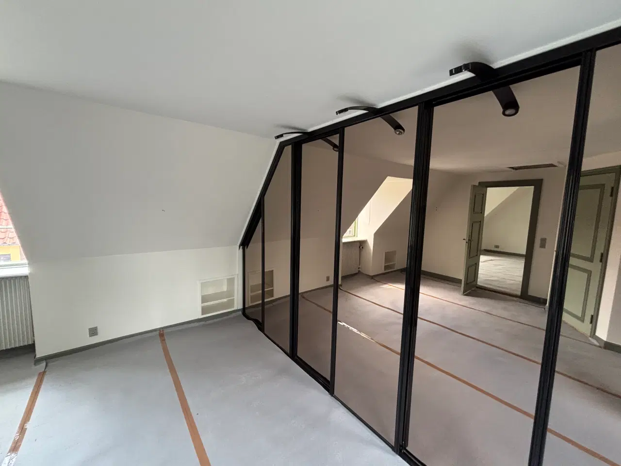 Billede 3 - Garderobeskab med skydelåger