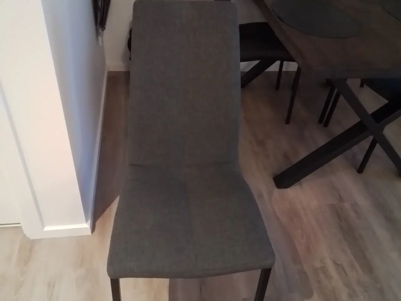 Billede 3 - Spisebord røget eg med stole 140x94 cm. Som nyt!