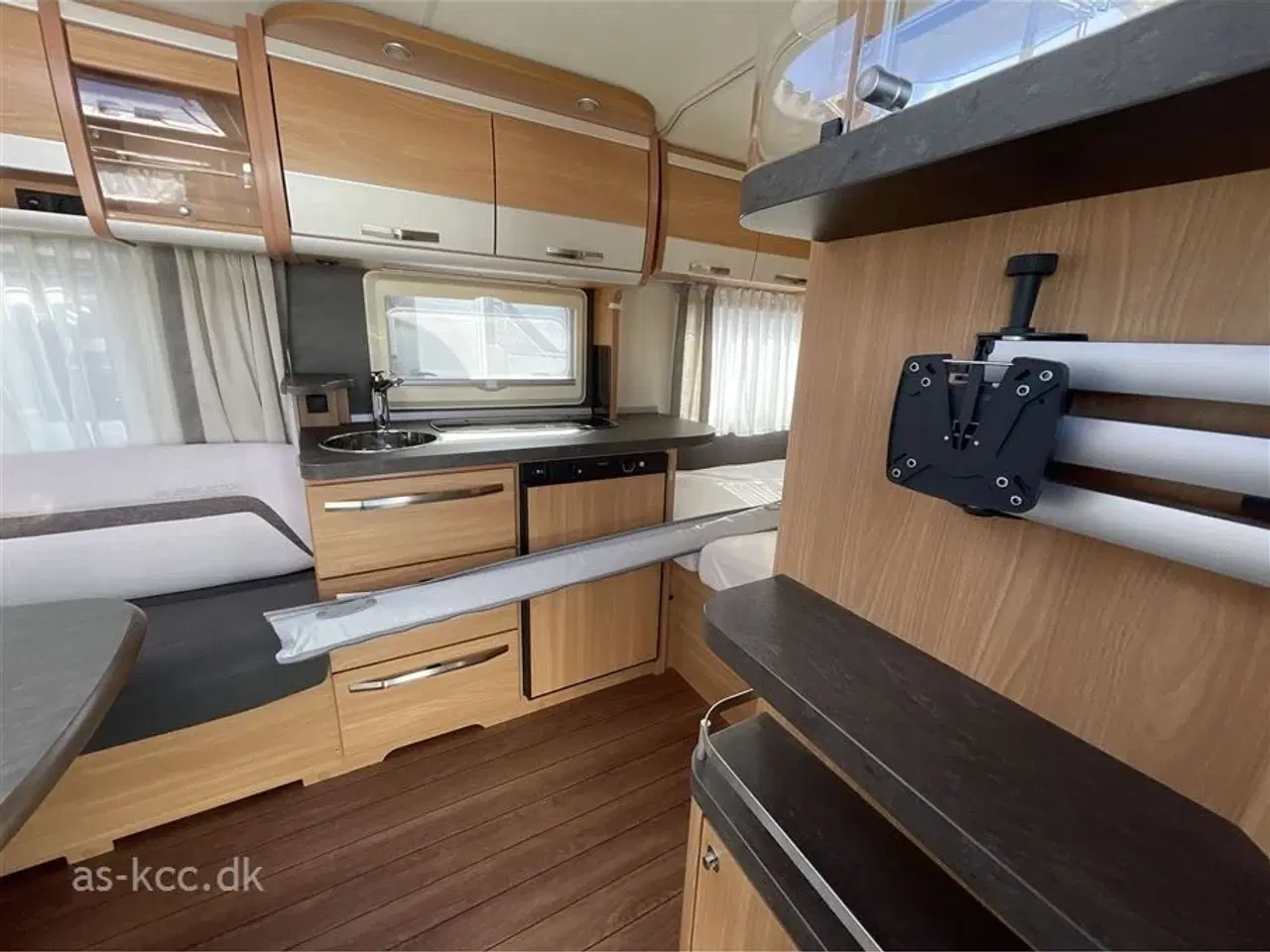 Billede 3 - 2018 - Knaus Südwind 450 FU   Knaus Südwind årg. 2018 4 sovepladser, 5 siddepladser, mover, posemarkise, cykelholder.