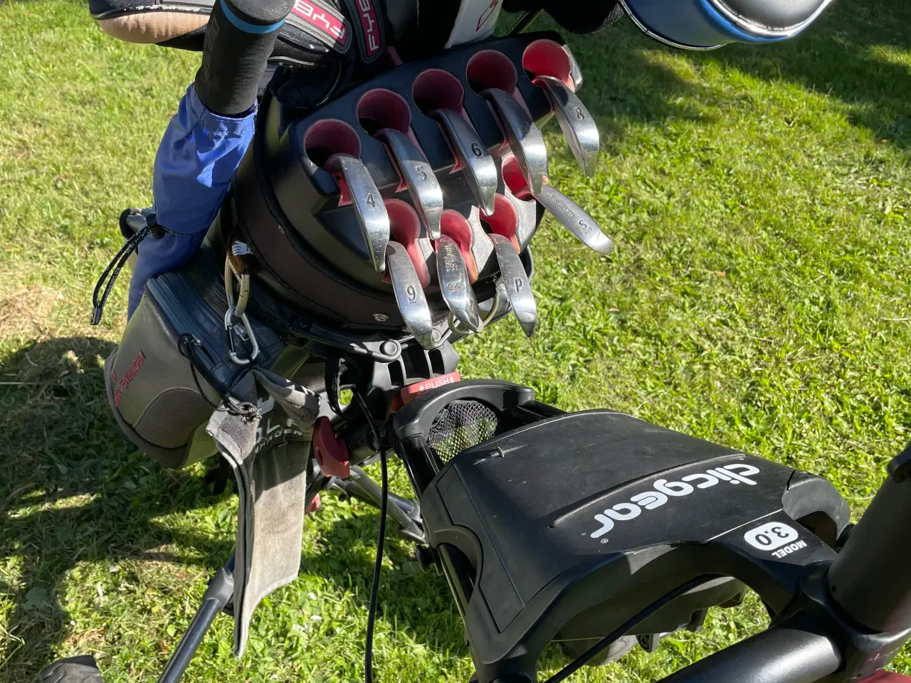 Billede 4 - Velholdt Wilson sæt med clickgear trolly