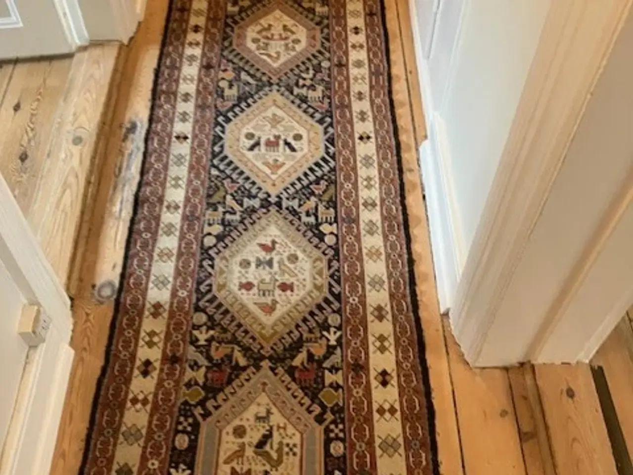 Billede 3 - Kelim løber 65x280 cm. Vævet med broderet mønster