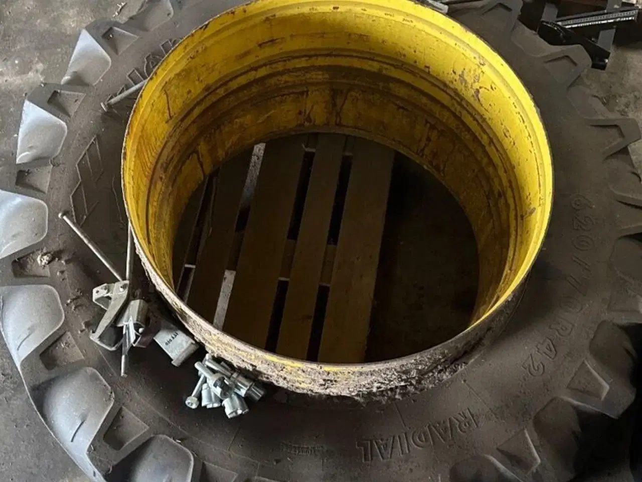 Billede 3 - 1 sæt. tvilling hjul med spænder Kleber 620/70 R42