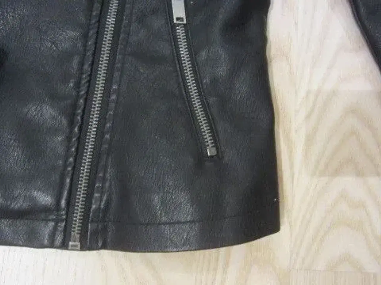 Billede 3 - Str. XS, jakke i læder-look