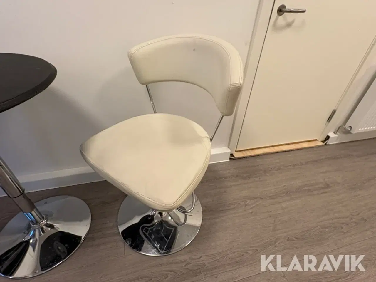 Billede 10 - Cafebord med 2 stole og signeret landsholdstrøje